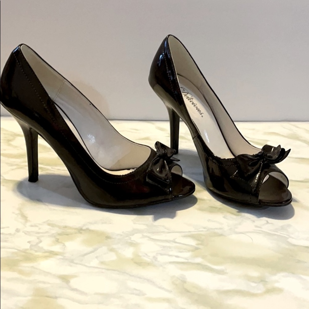 Peep toe heel